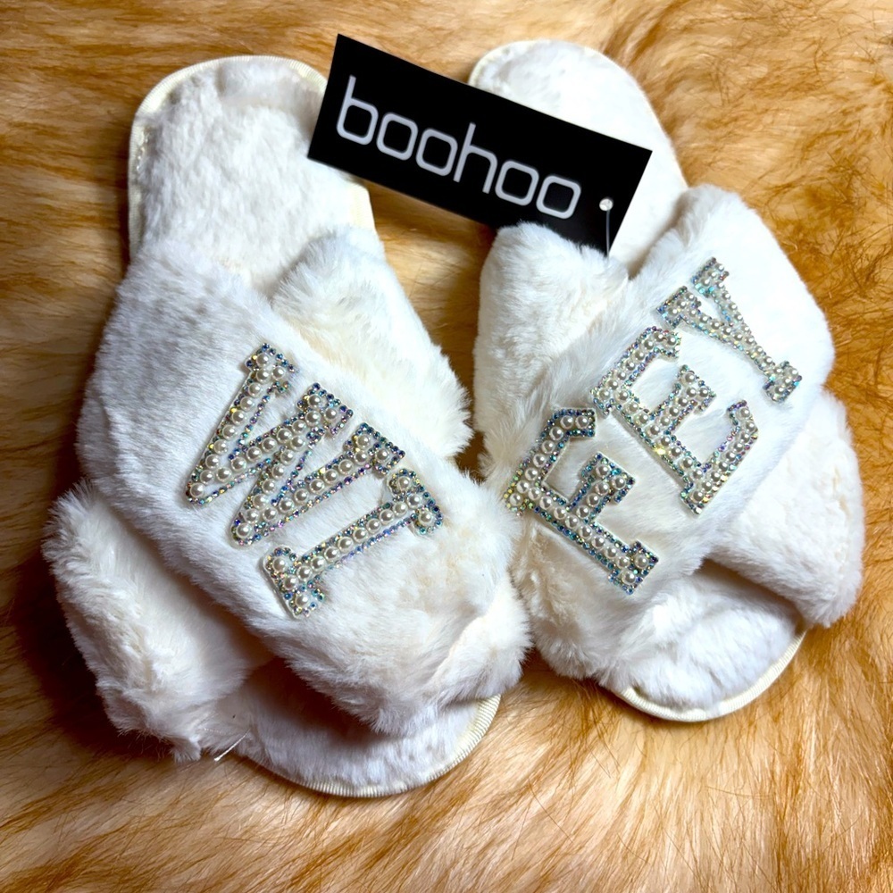 Women’s Boohoo Slippers cream embellished Slides sz M 38-39 7-8 New tags comfort